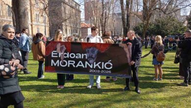 Photo of Protesti ispred zgrade Vlade KS pod sloganom “Opasnost! Sistem ubija”