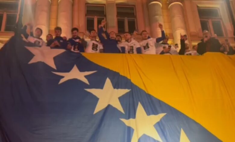 Desetine hiljada ljudi dočekalo reprezentativce BiH ispred Vječne vatre