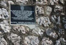 Photo of Udruženje žrtava: Zahtjev za uklanjanje spomen-ploče na Vracama posvećene zločincu Mladiću
