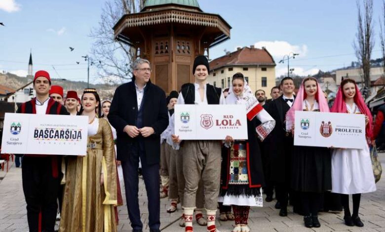 Photo of Svečani defile kulturno-umjetničkih društava povodom 6. aprila