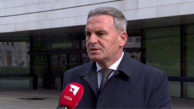 Photo of Smajić: Schmidtov pasivan odnos prema blokadama direktno pogoduje politikama HDZ-a i SNSD-a