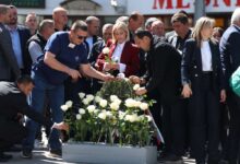 Photo of Predstavnici RS-a i članovi porodica ubijenih pripadnika JNA položili cvijeće u Dobrovoljačkoj