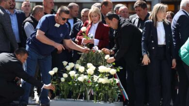 Photo of Predstavnici RS-a i članovi porodica ubijenih pripadnika JNA položili cvijeće u Dobrovoljačkoj