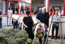 Photo of Obilježena 31. godišnjica ubistva građana u OŠ “Skender Kulenović” na Dobrinji