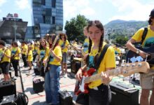Photo of Trg BiH u znaku mladosti i muzike, stotine mladih nastupaju na Sarajevo Rocks 2026