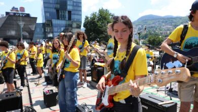 Photo of Trg BiH u znaku mladosti i muzike, stotine mladih nastupaju na Sarajevo Rocks 2026