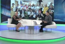 Photo of VIDEO/Glas koji brani istinu od zaborava: Sanela Hodžić o svjetskom uspjehu, ratnoj poeziji i prijedorskim bijelim trakama