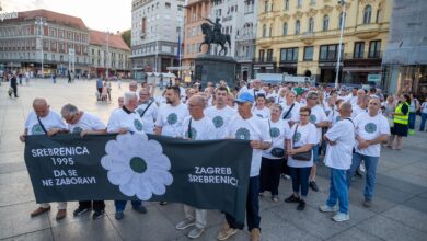 Photo of Zagreb: Mimohodom sjećanja i projekcijom “cvijeta Srebrenice” obilježena 31. godišnjica genocida