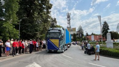 Photo of Posmrtni ostaci pet žrtava genocida u Prijedoru ispraćeni iz Sanskog Mosta prema mjestu ukopa