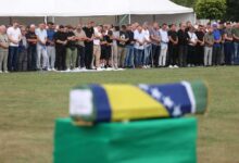 Photo of Bijeli nišani kao opomena: U Kozarcu klanjana dženaza za pet žrtava ubijenih 1992. godine
