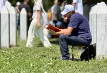 Photo of FOTO/Posljednji trenuci oproštaja od najmilijih: Porodice se uoči kolektivne dženaze mole za članove porodice