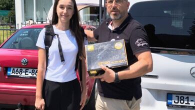 Photo of Film koji je pokrenuo dobro: Djevojčici Adni iz filma „Moja Srebrenica“ poklonjen profesionalni fotoaparat