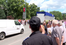 Photo of Građani Sarajeva odali počast koloni s tabutima žrtava genocida u Srebrenici
