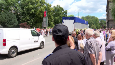Photo of Građani Sarajeva odali počast koloni s tabutima žrtava genocida u Srebrenici