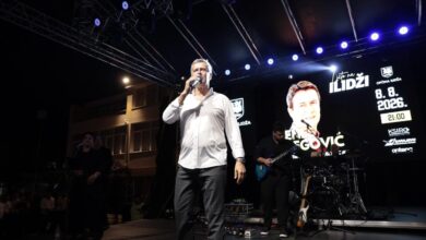 Photo of FOTO/Enes Begović priredio nezaboravnu večer na prepunom trgu na Ilidži