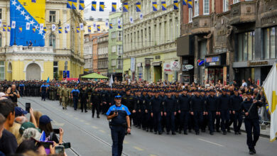 Photo of Pogledajte defile policijskih snaga u Sarajevu: Stotine građana pozdravilo učesnike (FOTO)