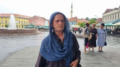 Photo of Mirni protest majki Srebrenice u Tuzli: Zločinac je umro, ali pravda nije zadovoljena