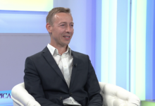 Photo of Danijel Premec za TVSA: Izložba „Zajedno“ okupila 117 umjetnika, fascinantan generacijski susret bivših studenata i profesora