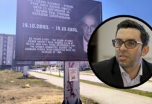 Photo of Uklonjen jedan od plakata u Istočnom Sarajevu sa fotografijom Alije Izetbegovića, Kulanić: Još jedan pokušaj historijskog revizionizma